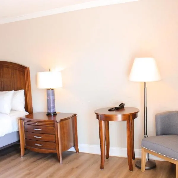 Cape Cod Irish Village - The Emerald Resort, hotel in Barnstable