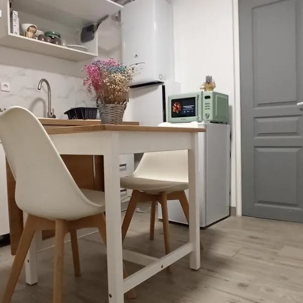 Appartement au rez-de-chaussée avec jardin privé, hotel in Margny-lès-Compiègne