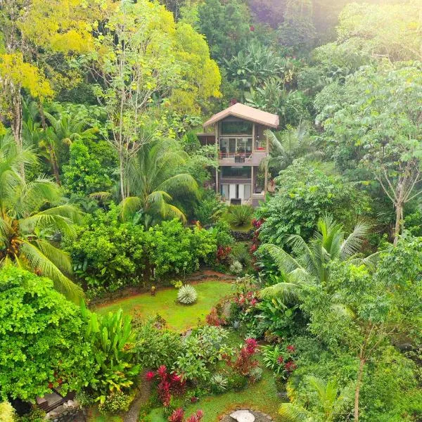 Sloth Premium Riverfront Jungle Villa with Jacuzzi and Pool, hotel v destinaci Uvita