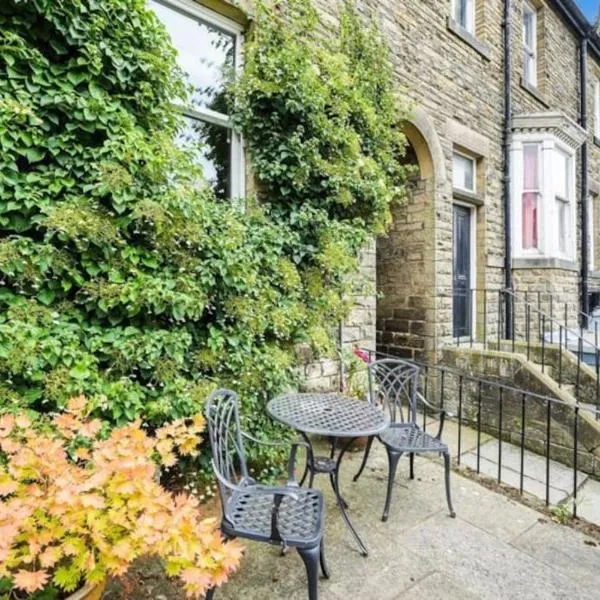 Homely 4 bed cottage central characterful, hotel in Pateley Bridge