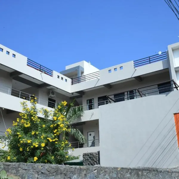 Hotel Durga Near Abu Road Railway Station I Mount abu, hotel in Ābu Road