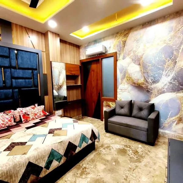 Luxury Family Suite Homestay in Vrindavan with Lobby, Balcony, Kitchen, Washing Machine - Free Wifi, No Parking، فندق في Beswān