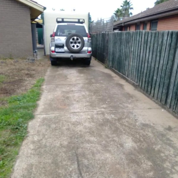 Private room with shared facilities W, hotel in Werribee