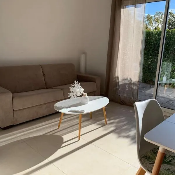 Maisonnette dans belle résidence, ξενοδοχείο σε Saint-Vallier-de-Thiey