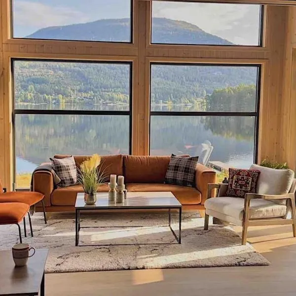 Lakefront Villa, exclusive leisure property near Vrådal Golf, Straand Summerland & Panorama Ski center, hotel in Vradal