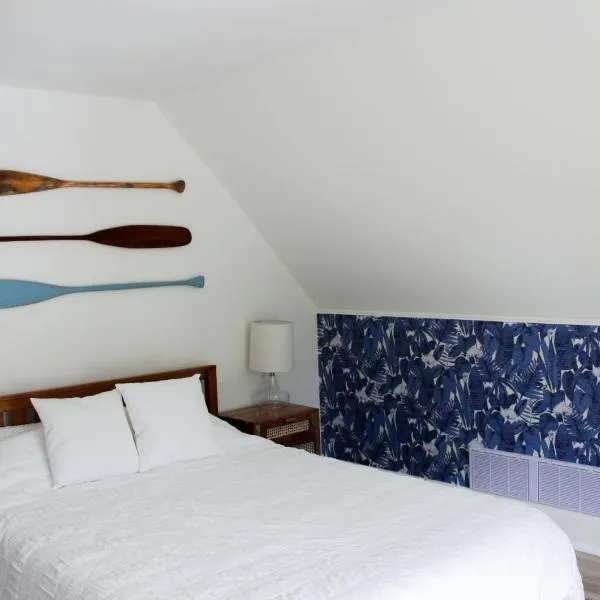 Queen Suite with Private Ensuite at Fancie's PEC - Suite 1, hotel v destinaci Belleville