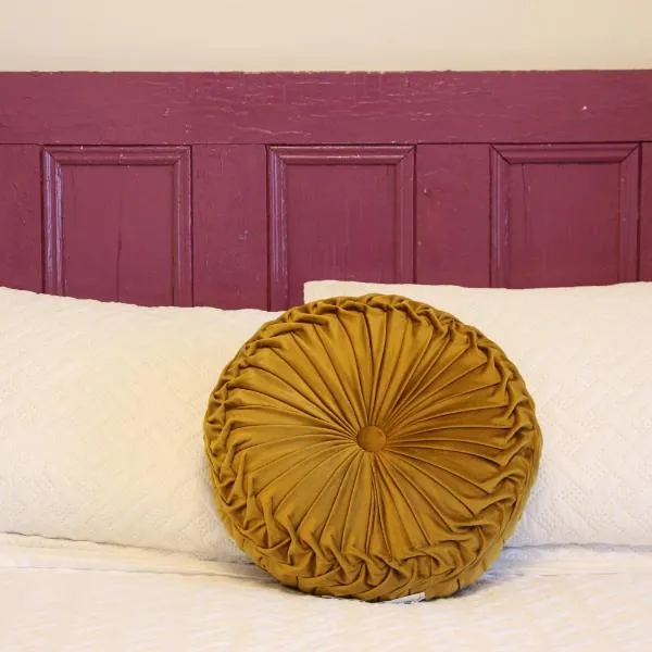 4 Guest Suite with Waterfront Views at Fancie's PEC - Suite 2, hotel v destinaci Belleville