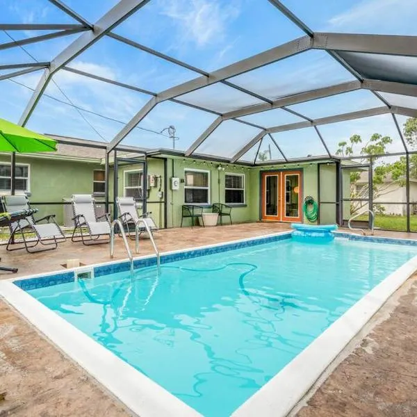 Groovy Getaway! Heated pool! Something different, hotell sihtkohas Cape Coral