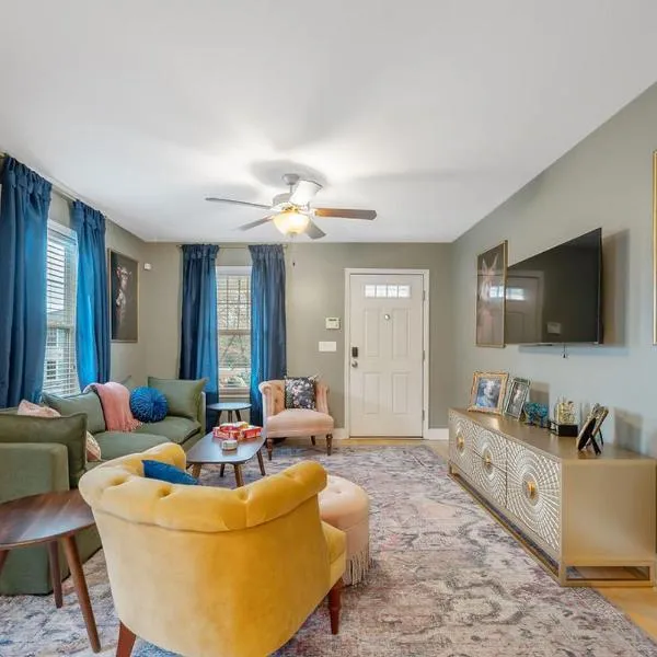 NEW Victorian Theme, 3BR, LRG Backyard close to PNC Arena, Downtown, and RDU Airport, hotel v destinaci Raleigh