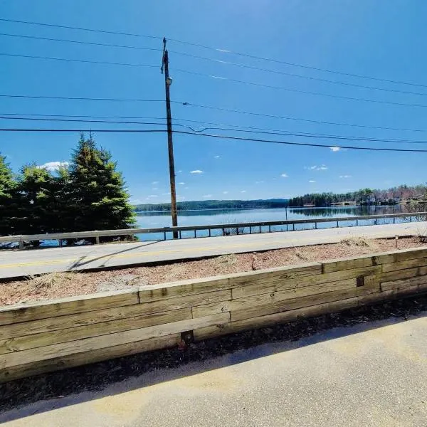 Lake Winnisquam 1 Bedroom Condo with Lake Views, hótel í Tilton