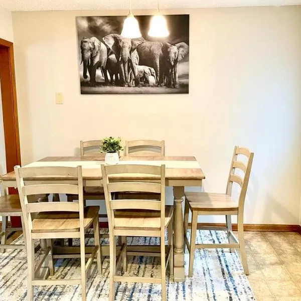 Beautiful and Cozy Olathe Home., hotel v destinaci Olathe