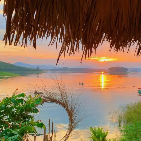Vụ Tịch Lakeview Homestay, hotel in Yên Bình