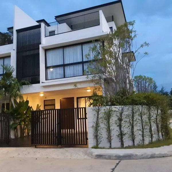 Friendly Townhouse Laguna Park, hotel v destinaci Thalang