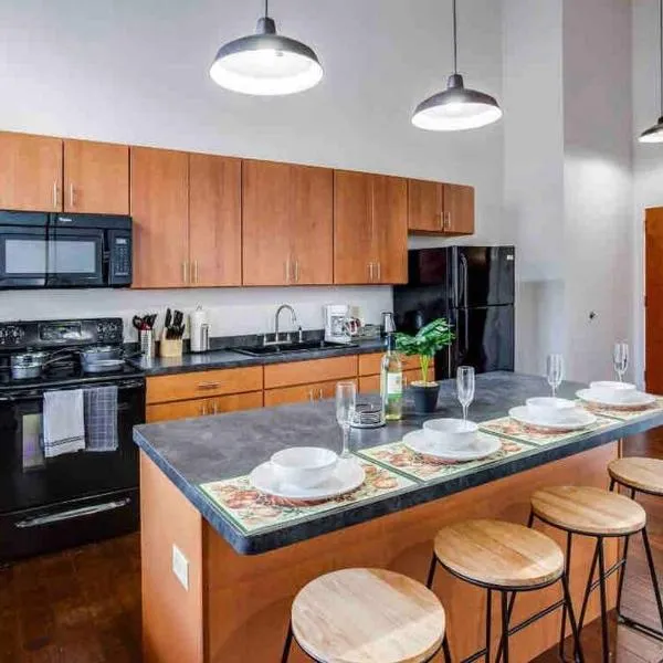 NY Style Centric Loft with King Bed by Park av, hotel in Rochester