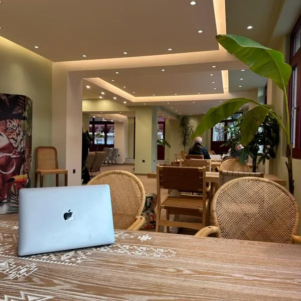 The Maroon Bottle Luxury Suites, hotel v Soluni