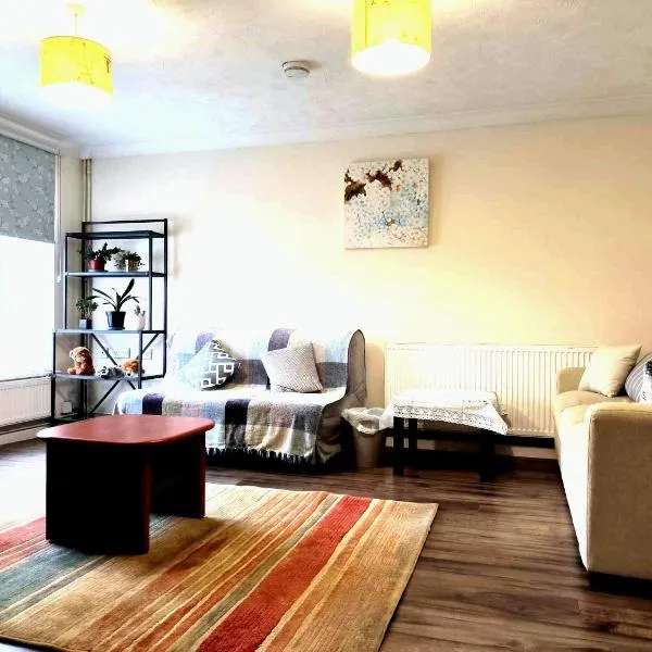 3BR House in Convenient Location-ample parking, hotel in Bridgemary