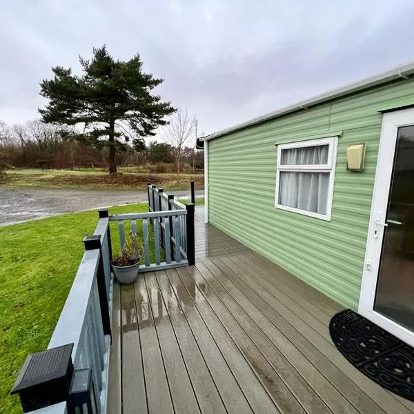 2 Bedroom Lakeview Lodge - Ensuite & Balcony Deck, hotel v destinaci Carnforth