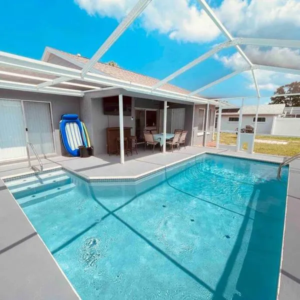 Manatee Oasis Weeki Wachee Family Fun Pool Home, hotelli kohteessa Spring Hill