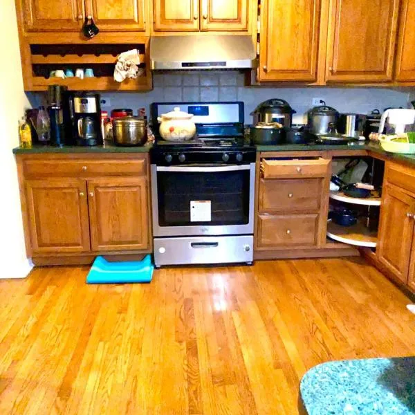 B4 A private room in Naperville downtown with desk and Wi-Fi near everything, hotell i Naperville