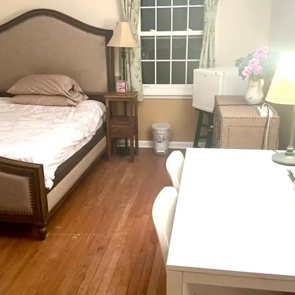 B4 A private room in Naperville downtown with desk and Wi-Fi near everything, hotel v destinaci Naperville