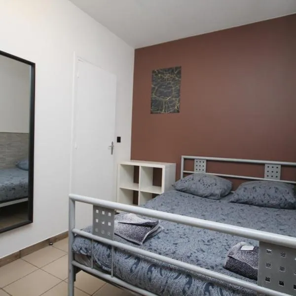05 - Chambre confort au calme avec TV WIFI, hotel in Saint-Denis