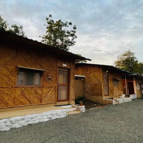 Vasant Bamboo Cottage, hotel en Dhāmnod