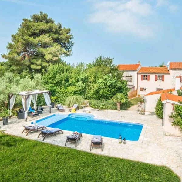 Villa Dina sa bazenom, hotel en Marčana