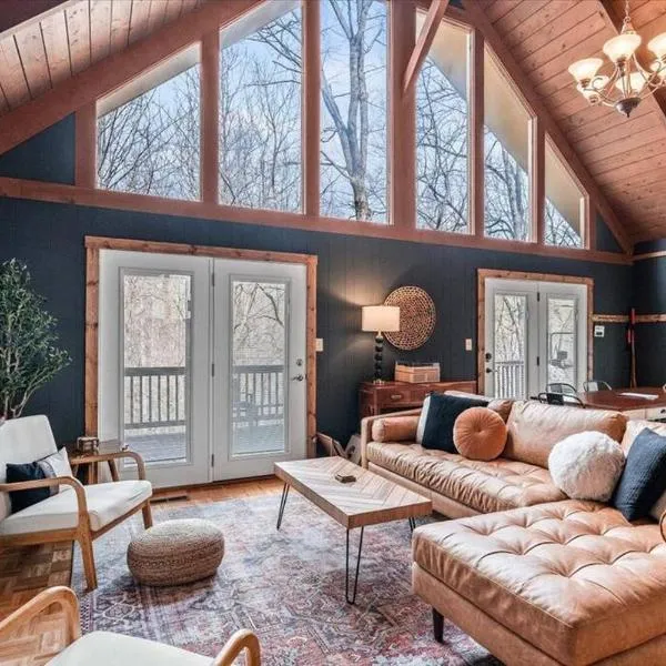 Spacious Lakeview Mountain Cabin, hotel in Powderhorn Mountain