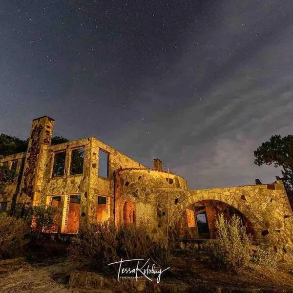 Bunkhouse at the Silver Spur Dancehall Ruins~Bandera, TX., hotel in Tarpley