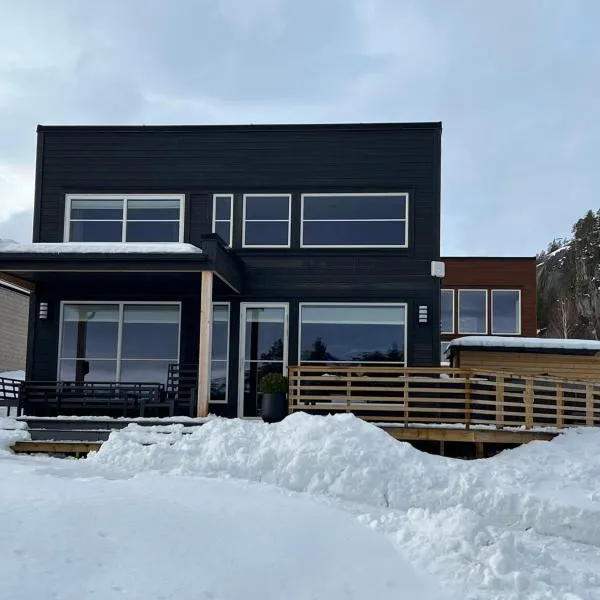 Modern lakehouse with sauna, near golf and alpine, hotel in Vradal