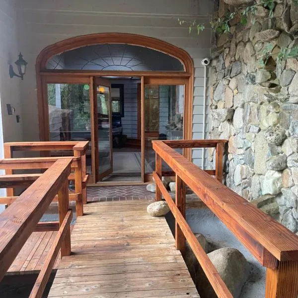RiverFront Retreat- Spa/Hot tub, Game Room, Limited Gym, hotel a Three Rivers