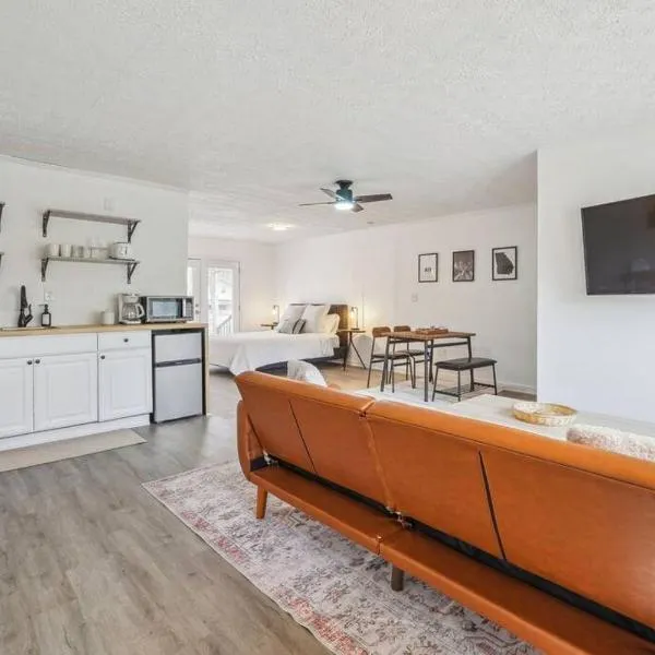 Cozy Kennesaw Apartment Close to KSU with EV Plug In, hotel in Kennesaw