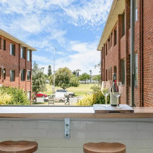 Langley Park 2BR CBD Character Apt with FREE Parking, hótel í Perth