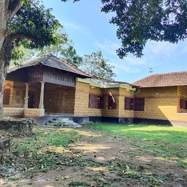 Chithira Homestay (Kerala traditional mud house), מלון בKodali