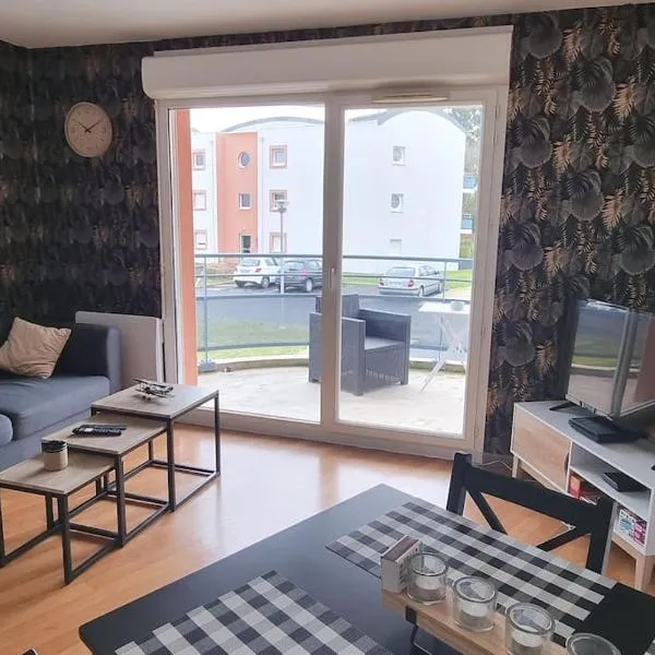 Appartement avec parking privé, hotel v destinaci Ploumagoar