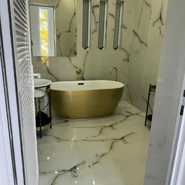 Posh Spot on the beachfront strictly bookings of 4 or 5 guests, hotel em Gqeberha