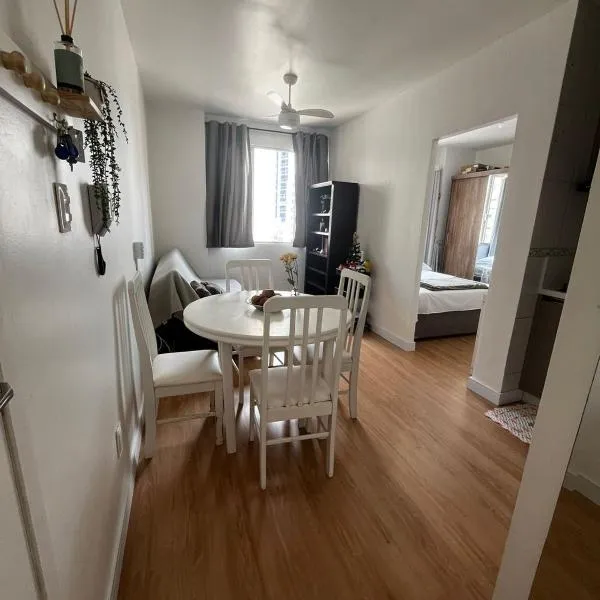 Apartamento central próximo da praia e atlântico shopping, hotel no Balneário Camboriú