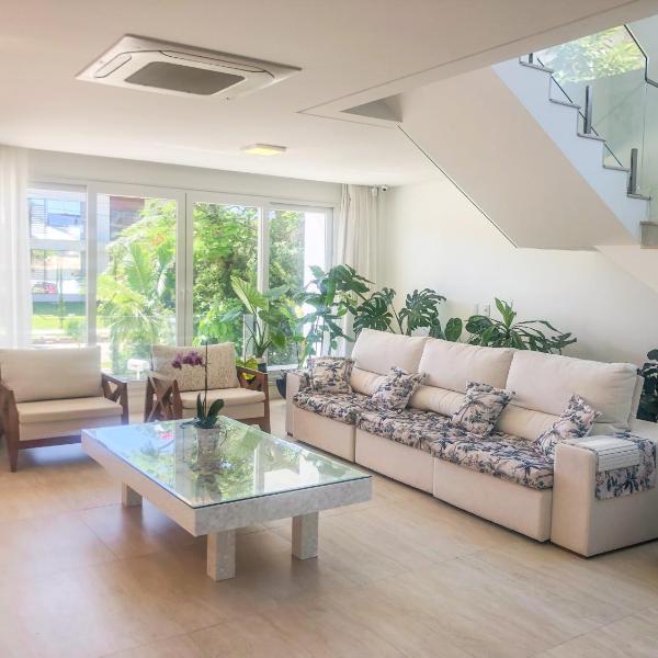 Casa com 4 suítes em Jurerê Internacional
