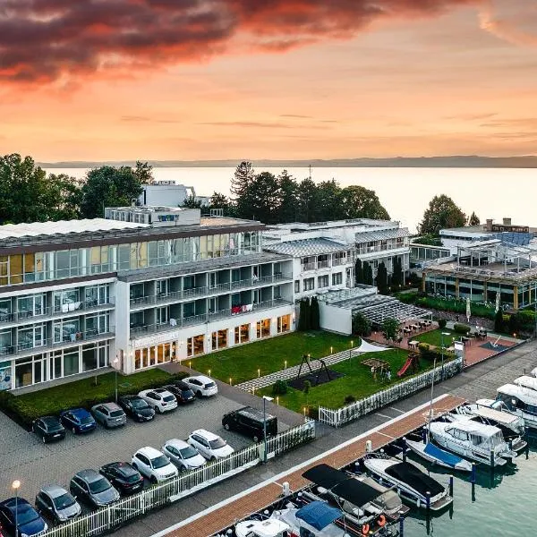 Hotel Yacht Wellness & Business، فندق في Balatonendréd