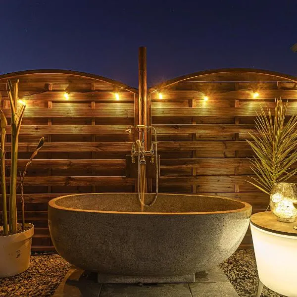 Magnifique Bungalow et Jacuzzi au cœur des plages, hotel in Le Moule