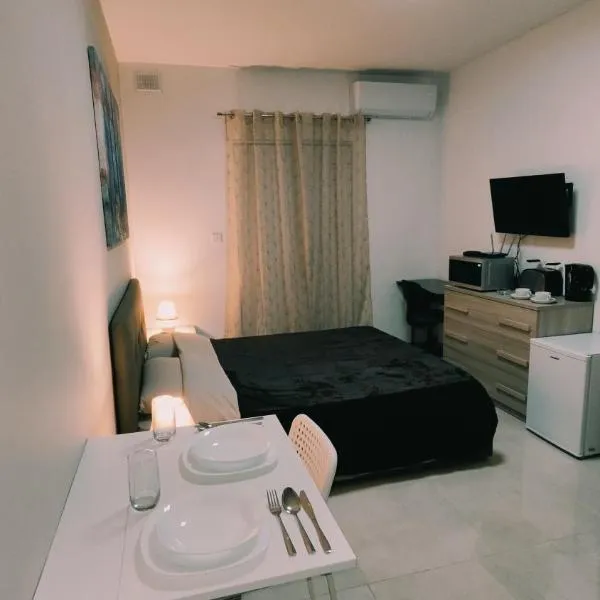 Fairwinds - Double Room with Ensuite - Luqa Airport - Self Check In & Out available, hotel a Luqa