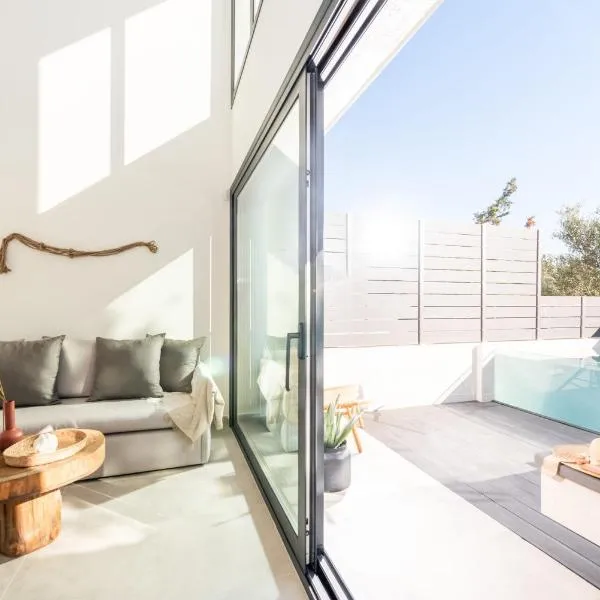 Serene Villas Halkidiki - Cfront private pool, hotel sa Nea Iraklia