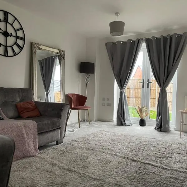 2 Bedroom House with Garden In Walsall, hotel v destinaci Walsall