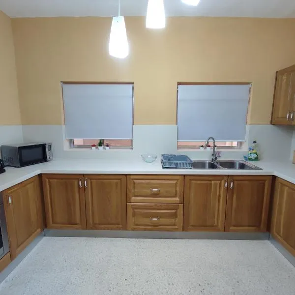 Dolphin Court 3-Bedroom Sea View Apartment in Marsaskala, Malta, hótel í Marsaskala