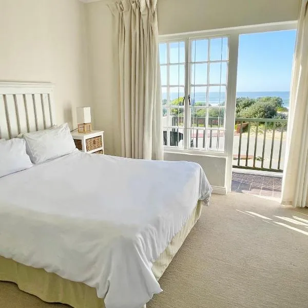 8 Settler Sands Beachfront Accommodation Sea View: Port Alfred şehrinde bir otel