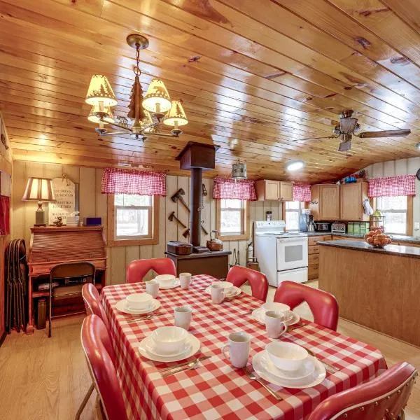Pet-Friendly Irons Cottage with Fire Pit and Fireplace, hotel di Irons