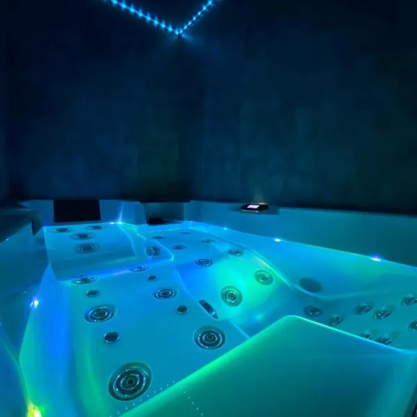 Appartement avec jacuzzi dans la chambre et piscine aux beaux jours, hótel í Serans