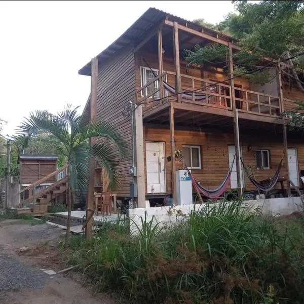 TOnat Caribe Hostel01、ウェスト・エンドのホテル