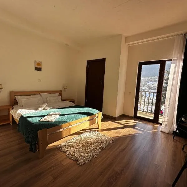 "White House Nakani" - Guesthouse near the centre, hotel di Mestia
