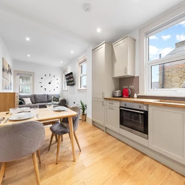 Modern Spacious 1 Bed Flat near Richmond Park, hotel u Londonu